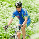 Klaus se aktivně věnuje sportu, na kole bývá nejčastěji.