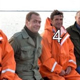 Putin během plavby na Ilmeňském jezeře s místními rybáři. Jedná se ale skutečně...