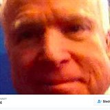 Fotkou s McCainem se na Twitteru pochlubil i Jakub Janda. Že jeho politický...