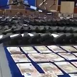 Spolu se zbranmi policist zadreli i hotovost v eurovch bankovkch...