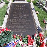 Hrob Elvise Presleyho každoročně navštíví miliony fanoušků.