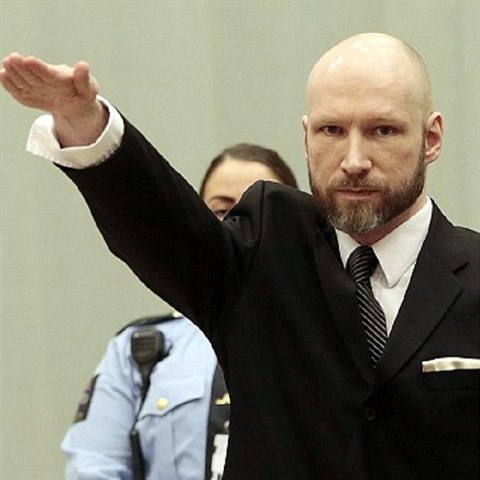 Neonacista Breivik ped soudy pravideln hajluje. Z napomenut si nic nedl.