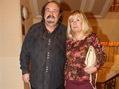 Petr Novotný se svou manželkou, která pracuje jako učitelka němčiny.