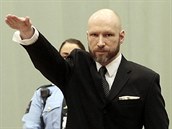 Neonacista Breivik ped soudy pravideln hajluje. Z napomenutí si nic nedlá.