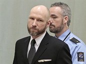 A tvrdí, e trpí, vypadá Breivik za míemi lépe ne kdy pedtím a viditeln...