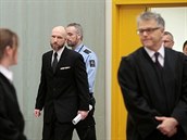 Ped soudem Breivik nepromluvil. Hovoil za nj jen jeho advokát Öystein...