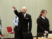 Breivik se svým chováním oteven vysmívá justici.