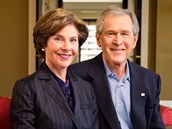 George W. Bush s chotí Laurou se ceremoniálu zúastní. Mylenkami ale jist...