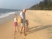 Menzel a jeho dcery na Marari beach.