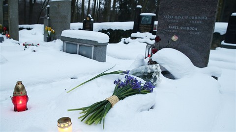 Leí na nm dv kvtiny a hoí dv svíce.