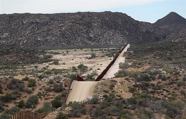 Na mnoha mstech americko mexick hranice je ji dnes postaven plot. Ten chce...