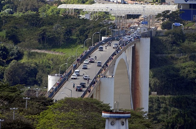 Sttn hranice mezi Brazli a Paraguay se nachz v dol, kter je...