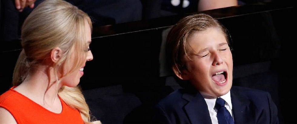 Jako kadý desetiletý kluk se Barron Trump na oficiálních státních akcích nudí.