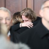 Plačící Tomáš Klus objímá svou manželku Tamaru.