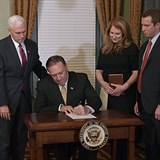 Nov f pion Mike Pompeo podepisuje jmenovac listiny v pracovn Blho domu.