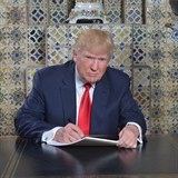 Donald Trump na Twitter sdílel fotku, jak píše inaugurační projev v jendom ze...