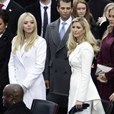 Trump je obklopen krsnmi enami: na fotografii jeho dcery Tiffany (vlevo) a...