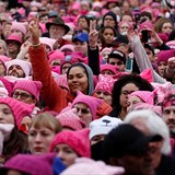 Záplava růžových čepic: tak vypadaly ženské demontrace proti Trumpovi.