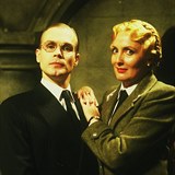 Nacistický milenecký pár, bezemočňák Herr Flick a jeho věrná Helga, příkladná...