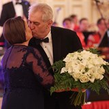 Prezidentský pár ukončil tanec polibkem.