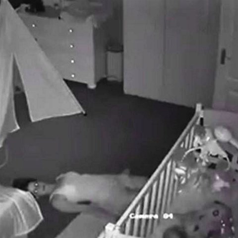 Matka se tiše plíží z pokoje syna, protože ho nechce probudit.