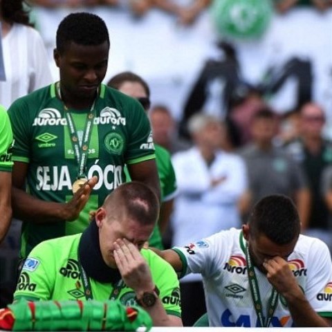 Dojemn� moment: leteck� ne�t�st� p�e�ili pouze t�i fotbalist�, zem�elo 19 jejich spoluhr���.