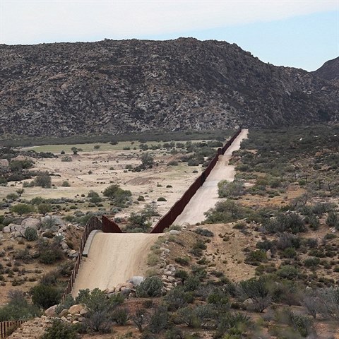Na mnoha mstech americko mexick hranice je ji dnes postaven plot. Ten chce...