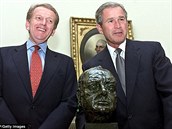 Bronzový Churchill se usadil v Oválné pracovn za vlády George Bushe v roce...