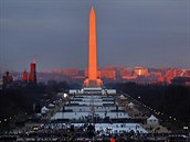 Vstávající slunce ozauje slavný washingtonský obelisk. e by znamení?