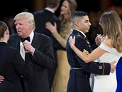 Nejen Melania Trumpová si zatanila s vojákem. I její manel vyzval k tanci...