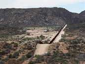 Na mnoha místech americko mexické hranice je ji dnes postaven plot. Ten chce...