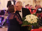Prezidentský pár ukonil tanec polibkem.