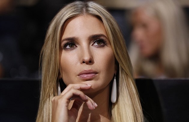 Ivanka Trump má za zády svého podporujícího otce.