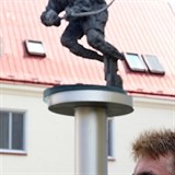 Ivan Hlinka mlad u sochy svho otce, kter stoj u stadionu v Litvnov.