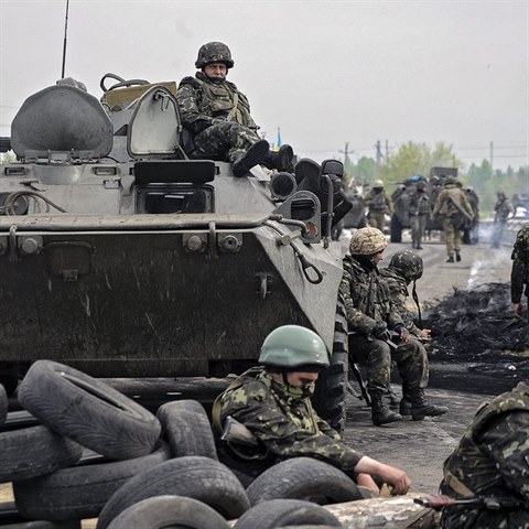 Ukrajinsk prozpadn vlde se v rmci boje s proruskmi povstalci na vchod...