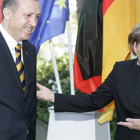 Nmeck kanclka Angela Merkelov pi dnen schzce s tureckm prezidentem...