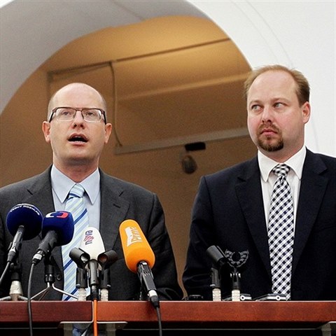 Bohuslav Sobotka (na snmku vlevo) na Twitteru oznmil rozhodnut vldy.