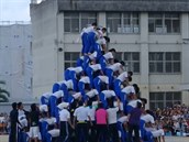 Japontí adolescenti se rozhodli, e postaví lidskou pyramidu.