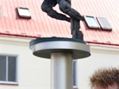 Ivan Hlinka mladí u sochy svého otce, která stojí u stadionu v Litvínov.