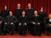 Devt soudc nejvyího soudu USA je povaováno za nejlepí právníky v zemi....