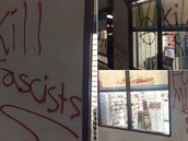 Na zdi univerzity demonstranti nasprejovali nápisy, v nich Trumpa a...