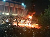 Demonstranti ped univerzitou zapalovali stromy a auta, házeli kameny do oken a...