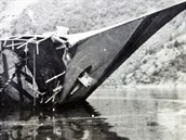 Hinrichs svým objektivem zachytil i potopený nmecký torpédoborec Berndt von...