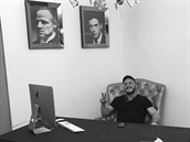 Ernest Domdoni má ve své kancelái obrazy Dona Vita a Michaela Corleone z filmu...