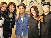 Bruno Mars s mámou (druhá zleva)