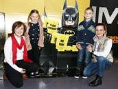 Míša s dvojčatyi a s maminkou vyrazila na promítání filmu LEGO Batman.