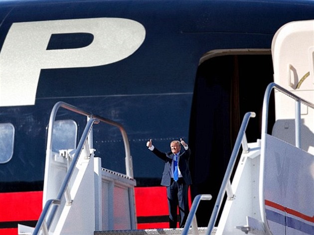 Mal Trump vystupuje z velkho letadla
