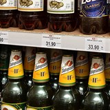 Pivo v plastu je populární i v Česku. Hrozí mu také zákaz?