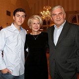 Martin Donutil se svými rodiči Zuzanou a Miroslavem.
