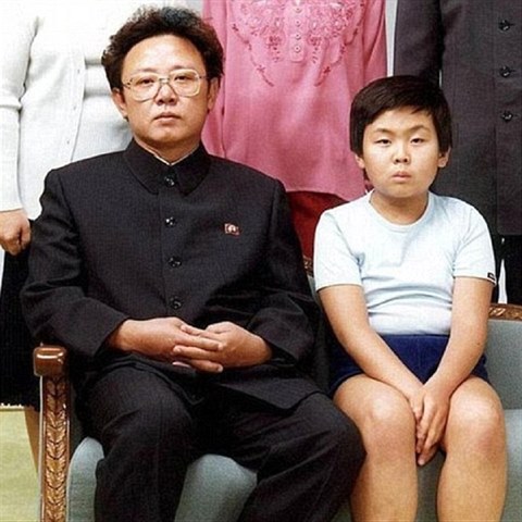 Kim ong Nam se svm otcem Kim ong Ilem. Ten nakonec upednostnil svho...